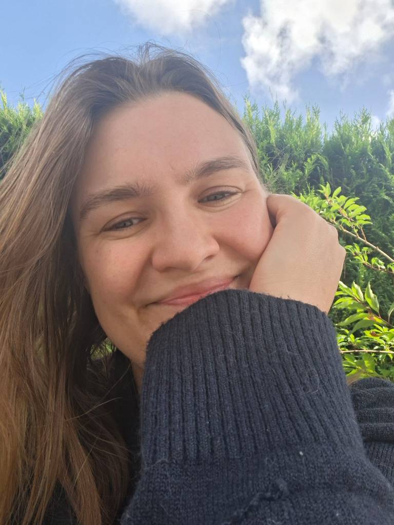 Joline van Wellbeing Moments in een natuurlijke omgeving